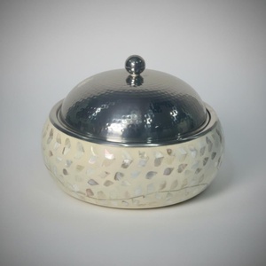 Cacerola de Lujo con Incrustaciones de Nácar y Tapa de Acero Martillado. Elegante Plato Aislante para Servir, Ideal para Eventos y Catering de Primera Calidad - Product Image 2