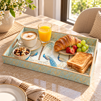 Plateau de service élégant en émail motif paon |   Plateau rectangulaire en bois naturel avec poignées découpées et bords surélevés pour servir le thé, le café, lors de dîners ou de mariages