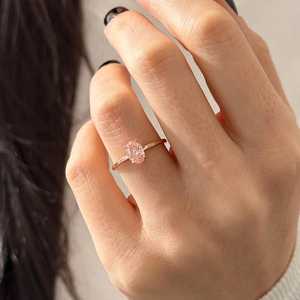 Bague solitaire en diamant rose intense fantaisie ovale de 1 carat, or rose 14 carats, bague de fiançailles minimaliste délicate, certifiée IGI - Product Image 1