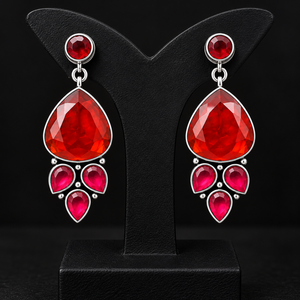 Boucles d'oreilles pendantes ethniques tendance en argent plaqué antique avec pierre précieuse rouge royale Monalisa et perle, serties en clos, pour commande en gros - Product Image 4