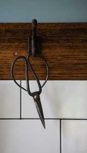 กรรไกรตัดผมแบบมืออาชีพเหล็กบิดขึ้นรูปพร้อมสีดำเคลือบโลโก้สั่งทำราคาประหยัดกรรไกรสำหรับใช้ในครัว - Product Image 4