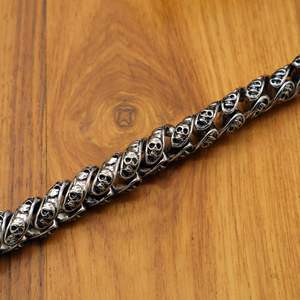 Bracelet en laiton multi-têtes de mort, style gothique, chaîne de motard, bijoux punk rock pour hommes, bracelet à maillons tête de mort en métal lourd, vente en gros - Product Image 1