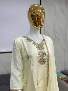 Salwar Kameez de créateur élégant et raffiné, entièrement orné de broderies miroir, style culturel gujarati, couleurs vives, spécial fêtes, en vente. - Product Image 2