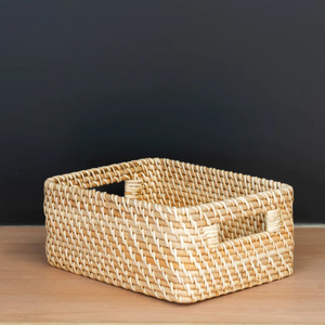 Panier de rangement rectangulaire en rotin artisanal avec poignées découpées pour la maison, l'hôtel, la station balnéaire, l'étagère, le placard, le bureau et la décoration - Product Image 6