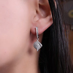 Hermosos y elegantes pendientes de hoja con diamantes, joyería de plata de ley 925 para mujeres y niñas, para usar en ocasiones especiales. - Product Image 1