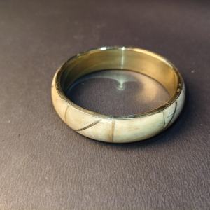 Brazalete Premium con Revestimiento de Latón, Incrustaciones de Hueso Detalladas y Detalles de Alambre de Latón Diagonal, Joyería Artesanal Tradicional - Product Image 2