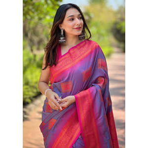 Robe de soirée en soie douce lavande avec sari contrasté tissé en zari - Product Image 1