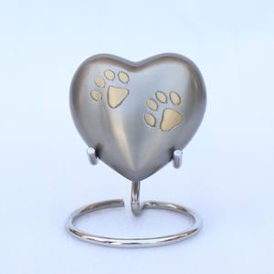 โกศรูปหัวใจทองเหลืองคุณภาพสูงสำหรับใส่เถ้ากระดูกสัตว์เลี้ยง โกศรูปหัวใจสลักลายอุ้งเท้าสำหรับใส่เถ้ากระดูกสัตว์เลี้ยง โกศรูปหัวใจทำมือจากดีบุกสำหรับใส่เถ้ากระดูกสัตว์เลี้ยง - Product Image 1