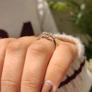 Bague de fiançailles à trois pierres en diamant taille hexagonale avec pierres latérales baguette effilées en or massif, bague de mariée moderne, cadeau de luxe raffiné - Product Image 4