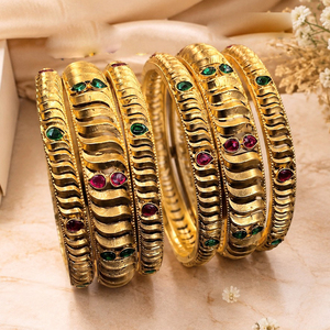 Juego de Brazaletes Étnicos JeweleMarket con Perlas de Agua Dulce y Cristales Chapados en Oro para Mujer - Regalo para Bodas, Compromisos y Fiestas - Product Image 1
