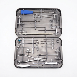 Ensemble d'instruments chirurgicaux orthopédiques pour traumatismes, pour la fixation, la réparation et la reconstruction des fractures osseuses importantes et les interventions internes - Product Image 1