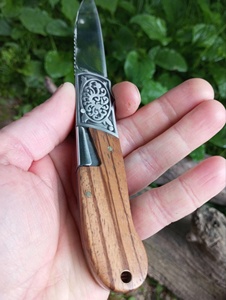 Cuchillo Plegable de Acero de Damasco SHARP POINT TRADES con Hoja Recta de 0.5mm, Apertura con Perilla, Mango de Madera y Diseño Artístico - Product Image 2