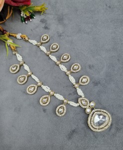 Parure de bijoux de créateur pour femme : Collier exquis en perles et pierres taillées en trillion, avec boucles d'oreilles et mangtika – Vente en gros - Product Image 5