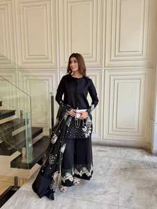 Tenue ethnique de créateur pour femme – Kurta en crêpe avec Plazzo et Dupatta en organza - Product Image 4