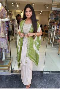 Exclusivo Saree de Seda Crepe con Diseño de Diseñador y Blusa Elegante, Bordado Moderno y a la Moda, Estilo Indio, para Fiestas, para Mujer - Product Image 3