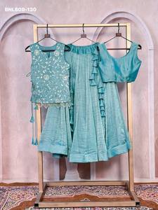 Hermoso Conjunto de Salsa Crush con Lehenga-Blusa de Kalidar Sólido y Koti Bordado con Encaje Elegante, Listo para Usar, Moda Femenina - Product Image 4