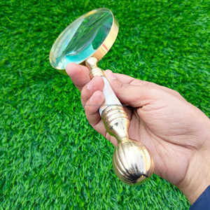 Loupe Vintage à main avec poignée en laiton et nacre pour lire des cartes examinant des bijoux par Falak World Export - Product Image 2
