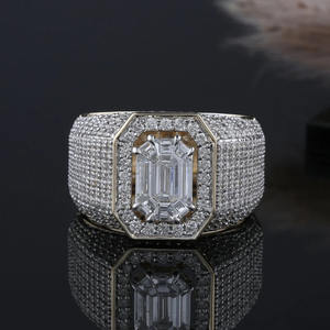 Anillo de Compromiso para Hombre Estilo Hip Hop con Esmeralda y Diamante Moissanite de Corte Redondo, Engaste de Puntas, Plata de Ley 925, Joyería Iced Out - Product Image 1
