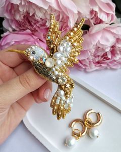 MD HANDICRAFTS Pin de Lujo Hecho a Mano con Cuentas Bordadas y Detalles Brillantes para Bodas - Product Image 3