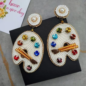 Boucles d'oreilles pendantes en perles de rocaille faites à la main, élégantes, en forme de cœur, cadeau, look moderne, avec une touche raffinée - Product Image 1