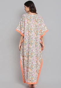 Robe caftan en coton à taille nouée à imprimé floral vert pêche faite avec un tissu en coton doux et respirant - Product Image 2