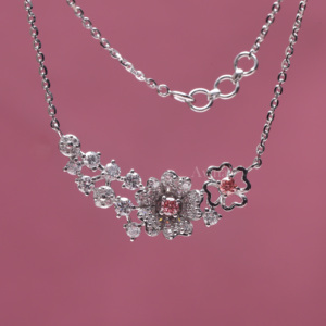 Colgante de Flor con Diamante Redondo Cultivado en Laboratorio, Certificado por IGI, en Oro Rosa/Amarillo y Blanco de 14K |   Collar de Diamantes Finos de Lujo - Product Image 2