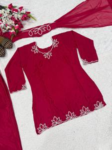 Robe de mariée traditionnelle rouge en soie pour femme, longueur ras du sol, avec détails floraux brodés, coupe ample, style Inde Pakistan - Product Image 5