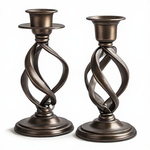 Porte-bougie en métal finition or avec style décoratif raffiné pour les centres de table de mariage, les tables festives et la décoration de la maison de luxe - Product Image 1