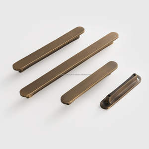 Poignée de meuble en métal moderne, conçue pour décorer élégamment les armoires de cuisine, les tiroirs et les placards. - Product Image 6