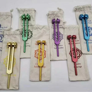 Juego de 8 diapasones de chakra con peso y colores, para sanación, con bolsas de chakra marcadas. - Product Image 1