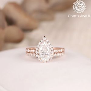 Anillo de Compromiso de Moissanita con Corte de Pera Chapado en Oro Rosa de 18K para Mujer, Estilo Romántico con Engaste Pavé, de Charm Jewells - Product Image 4