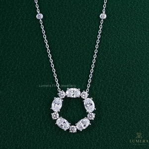Collier Exquis en Diamants Circulaires, Ovales et Ronds en Or Blanc 14K avec Motif Couronne Multi-Pierres et Pendentif Chaîne Station - Product Image 4