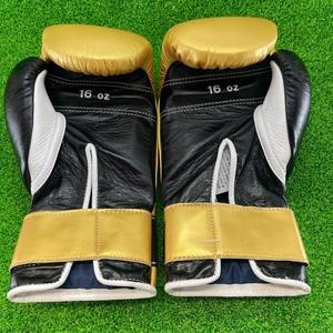 Gants de boxe Muay Thai en cuir de vachette véritable avec logo personnalisé de qualité supérieure, nouveau modèle avec sangles de maintien, pour le sparring - Product Image 2