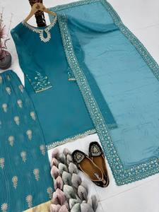 Nouvel ensemble de costume Sharara en Georgette Faux de créateur, lourd et orné de broderies et de sequins - Product Image 6