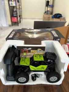 Voiture RC tout-terrain électrique 4x4 télécommandée pour escalade sur rochers - Durable et haute vitesse, intérieur/extérieur - Product Image 1