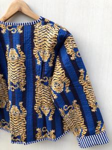 Manteau court à superpositions avec poches avant pour l'automne, veste en coton matelassée faite à la main avec motif léopard imprimé réversible - Product Image 3