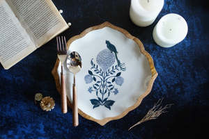 Plateau en bois traditionnel avec motif d'oiseau bleu et de fleurs, réutilisable, pour la table, les fêtes et les événements. - Product Image 3
