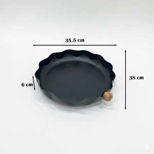Plateau de service élégant en métal noir festonné avec poignée en bois, plateau décoratif rond en fer martelé pour la cuisine, la salle à manger et les fêtes - Product Image 5