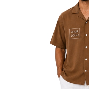 เสื้อเชิ้ตคอปกแคมป์สีน้ำตาลกาแฟสำหรับผู้ชาย แขนสั้น จับจีบแนวตั้งแบบไม่สมมาตร ติดกระดุม ลำลอง ใส่เที่ยวพักผ่อนฤดูร้อน รับทำโลโก้ตามสั่ง OEM - Product Image 3