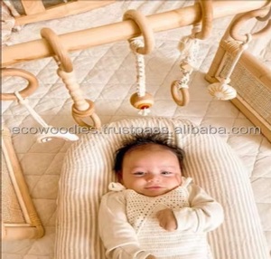 Corralito de Ratán Natural para Bebés con Colgadores, Diseño Rústico, Fácil de Plegar, Gimnasio de Juegos para Bebés y Niños Pequeños - Product Image 4