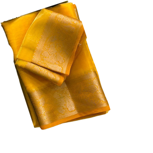 ผ้าไหมบาเนราสีเหลืองพร้อมขอบผ้าปักดิ้นทอง สำหรับงานแต่งงานแบบอินเดีย - Product Image 1