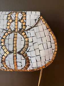 Pochette en coquille tissée blanche avec chaîne dorée, forme personnalisée - Product Image 3