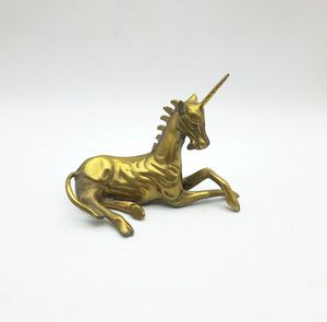 Sculpture d'unicorn en laiton exclusive pour un style d'intérieur chic et une élégante arrangement décoratif sur étagère - Product Image 1
