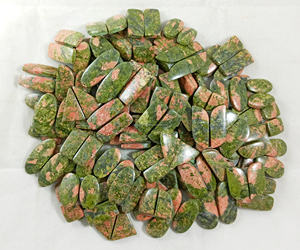 จี้ห้อยคอและต่างหูทำมือจากอัญมณีอูนาไคต์ธรรมชาติทรงคาโบชอง รูปทรงผสม สีเขียว ขนาด 20-35 มม. อัญมณีเม็ดเดี่ยวสำหรับทำเครื่องประดับ งานศิลปะราดา - Product Image 1