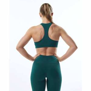 Conjunto Deportivo Verde con Top Halter y Leggings de Cintura Alta con Detalle Recortado - Product Image 2