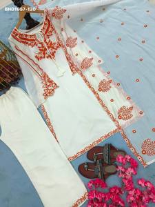 Ensemble haut et pantalon palazzo en soie romaine pure de haute qualité avec broderies, manches cloche fantaisie et pompons, et dupatta – Mode féminine - Product Image 6