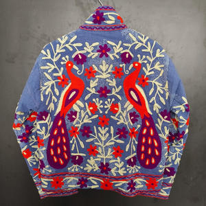 Veste matelassée en laine tricotée respirante brodée à la main Suzani, motifs paon cousus main, manches longues pour femme - Product Image 2