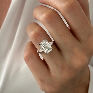 Bague tendance à trois pierres en diamant de laboratoire taille émeraude de 5 carats en or blanc 18 carats avec certification IGI pour fiançailles/mariage femme - Product Image 3