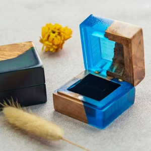 Boîte à alliances personnalisée avec un magnifique couvercle en bois et une boîte à alliances en résine pour bague de fiançailles - Product Image 1