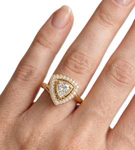 Bague de fiançailles en or massif 14K 18K avec halo triangulaire, diamants de laboratoire taille triligne et ronds, et moissanite, bague de mariage style bypass - Product Image 5